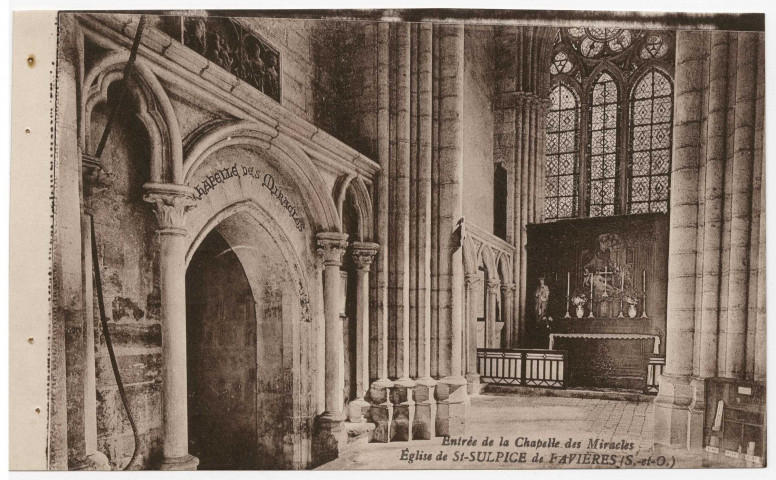 SAINT-SULPICE-DE-FAVIERES. - Entrée de la chapelle des Miracles [Editeur Rameau; carte incluse dans un album souvenir]. 