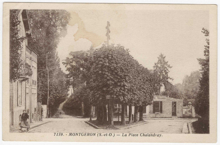 MONTGERON. - Place Chalandray [Editeur Photo-Edition, 1956, timbre à 12 francs, sépia]. 