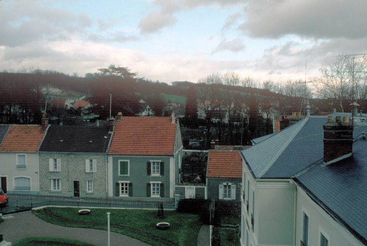 ETRECHY. - Des maisons d'habitation, sur la place de la mairie (janvier 1980). 