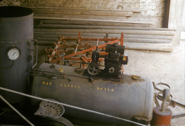 CHEPTAINVILLE. - Domaine de Cheptainville, bombonne à fumigène ; couleur ; 5 cm x 5 cm [diapositive] (1962). 