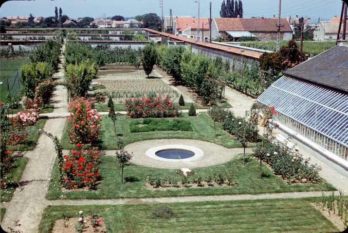 CHEPTAINVILLE. - Jardin vu du château d'eau ; couleur ; 5 cm x 5 cm [diapositive] (1961). 