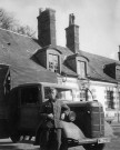 CHAMARANDE. - Heinrich Heill posant devant un camion militaire de marque Bedford capturé à l'armée britannique [v. 1940 - 1944 ; don de M. Heinrich Heill] ; noir et blanc ; 8 cm x 10 cm (2010). 