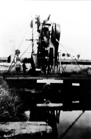 BAULNE. - Tourbe : un louchet, 1944-1945 : photographie N. et B., Dim. 15 x 10. 