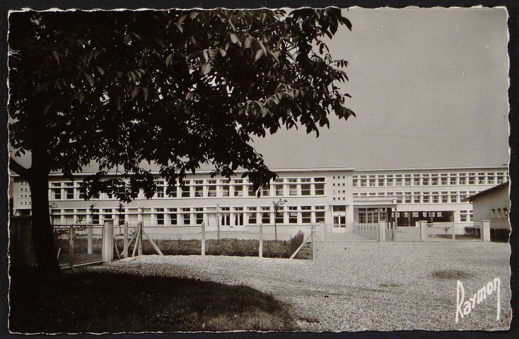 VIGNEUX-SUR-SEINE.- Groupe scolaire Edouard Herriot [1950-1960].