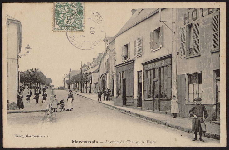 MARCOUSSIS.- Avenue du champ de foire (1907).