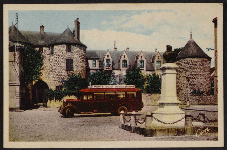 Dourdan .- Place du marché et château historique  [1930]. 