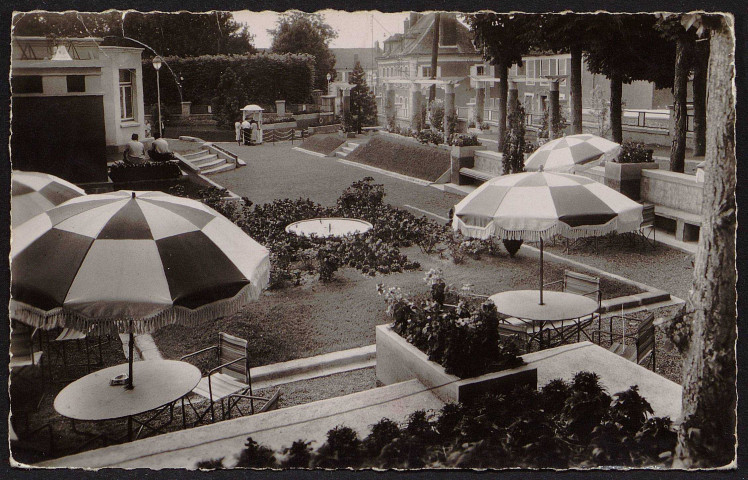 Ferté-Alais (la).- Piscine. Les jardins (16 septembre 1953). 