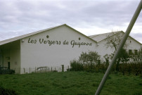 Les Vergers de Guyenne. - Vue des bâtiments ; couleur ; 5 cm x 5 cm [diapositive] (1963). 
