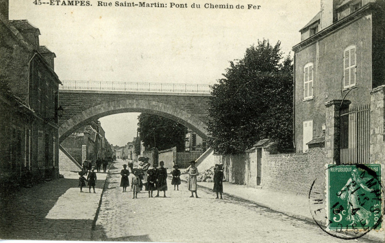 ETAMPES. - Rue Saint-Martin, pont du chemin de fer [1913, timbre à 5 centimes]. 