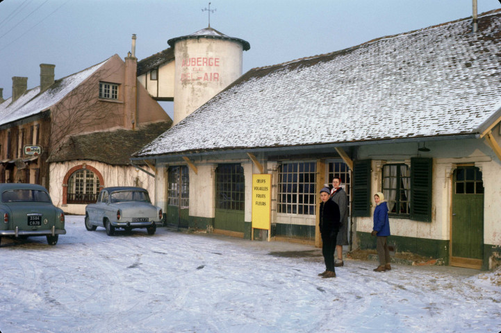 CHEPTAINVILLE. - Magasin Les Cinq Fermes, vue extérieure du bâtiment ; couleur ; 5 cm x 5 cm [diapositive] (1963). 