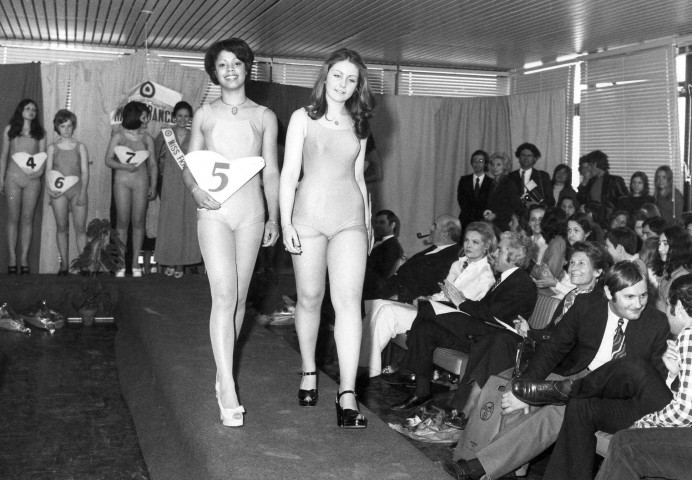 EVRY.- L'élection de Miss EVRY 1973 : deux candidates au titre défilent devant le public et le jury, 1973, N et B. 