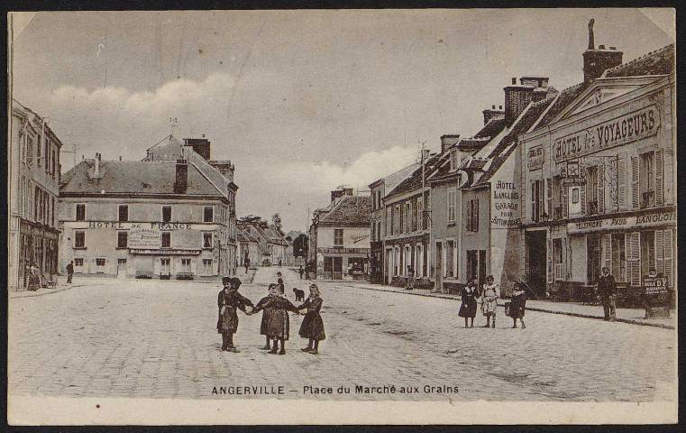 Angerville.- La place du marché aux grains (30 août 1919). 