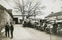 Jonchery-sur-Vesle, le parc des automobiles et l'auto-laboratoire photographique : photographie noir et blanc (28 mars 1915).