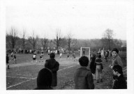 Match de football à EVRY entre deux équipes de jeunes garçons avec présence de spectateurs autour du stade.