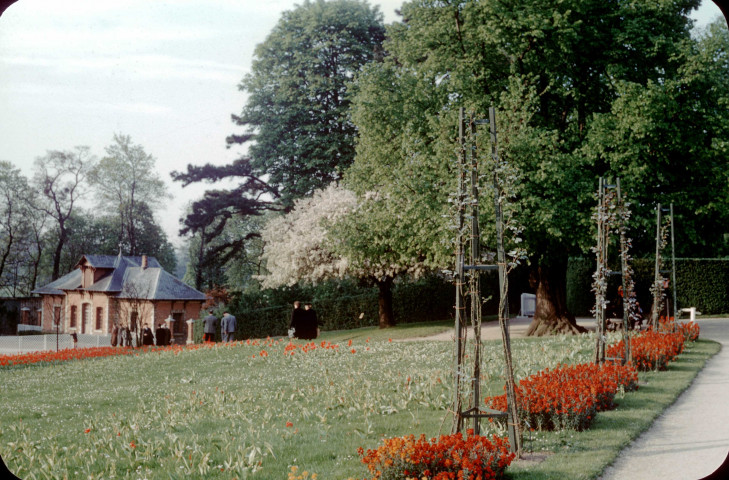 BAGATELLE. - Domaine, vue partielle du hameau ; couleur ; 5 cm x 5 cm [diapositive] (1957). 