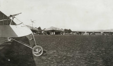 Apppareil Voisin sur un champ d'aviation : photographie noir et blanc.