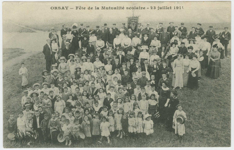 ORSAY. - Fête de la mutualité scolaire, photo de groupe, 23 juillet 1911. Edition Lefevre, 1911. 