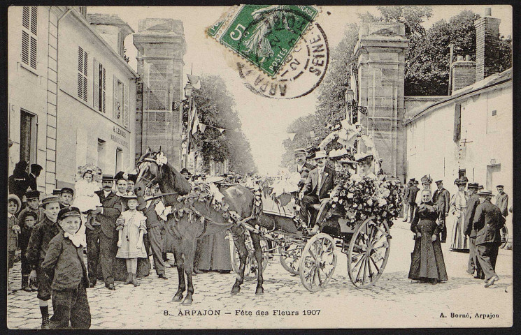 Arpajon.- Fête des fleurs : défilé à la Porte de Paris (12 juillet 1907). 