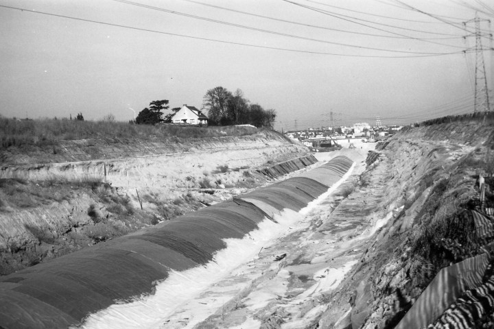 VILLEJUST.- La construction du tunnel du TGV, [vers 1987], N et B. Dim. 20 x 30 cm. 