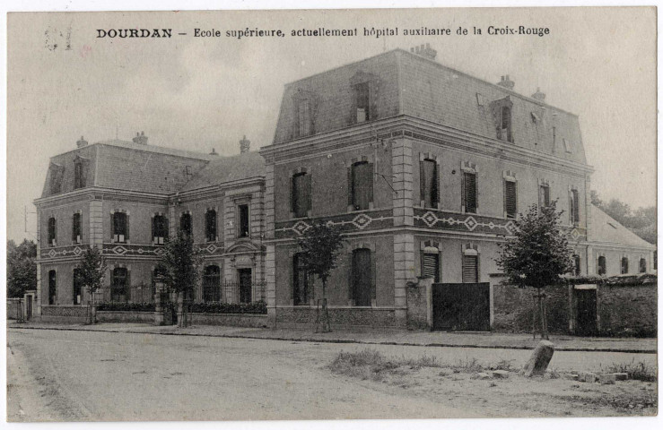 DOURDAN. - Ecole supérieure, actuellement hôpital auxiliaire de la Croix-Rouge. Editeur Librairie nouvelle, 1918, timbre à 15 centimes. 