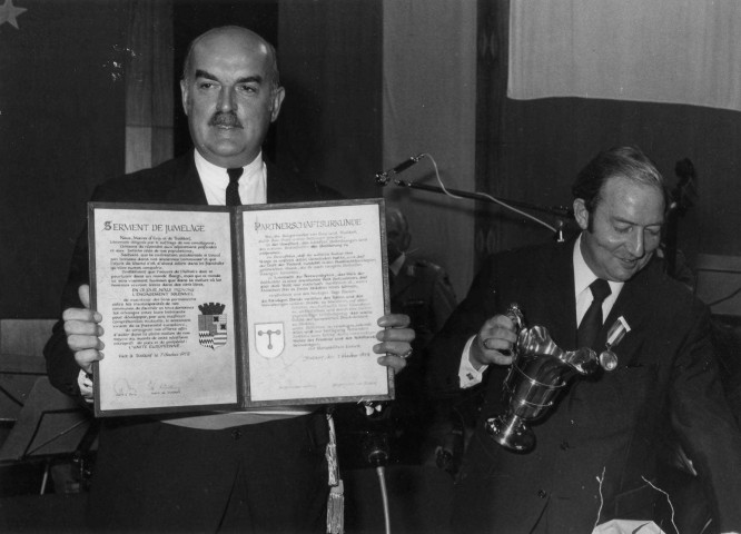 EVRY.- M. BOSCHER, député, maire d'EVRY, présente le serment de jumelage en présence de M. LUDWIG, maire de TROISDORF, [1978], N et B. 