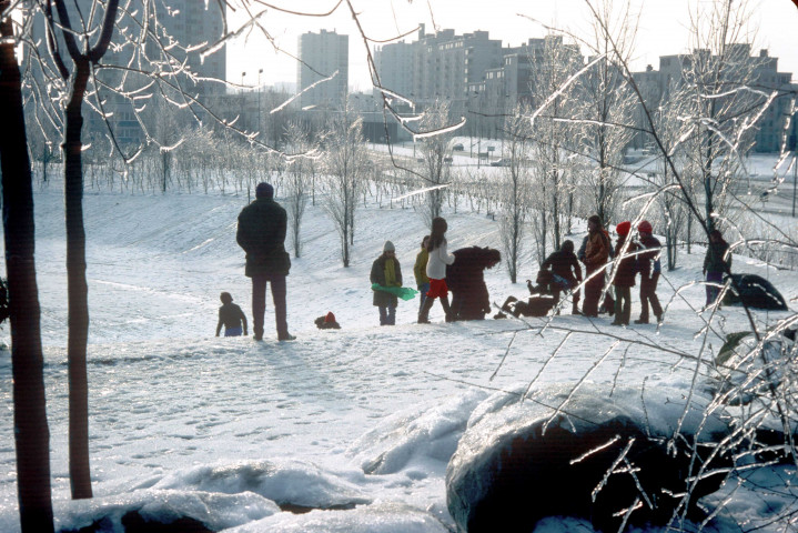 EVRY. - Le parc d'Evry sous la neige : un groupe d'adolescents (février 1978). 