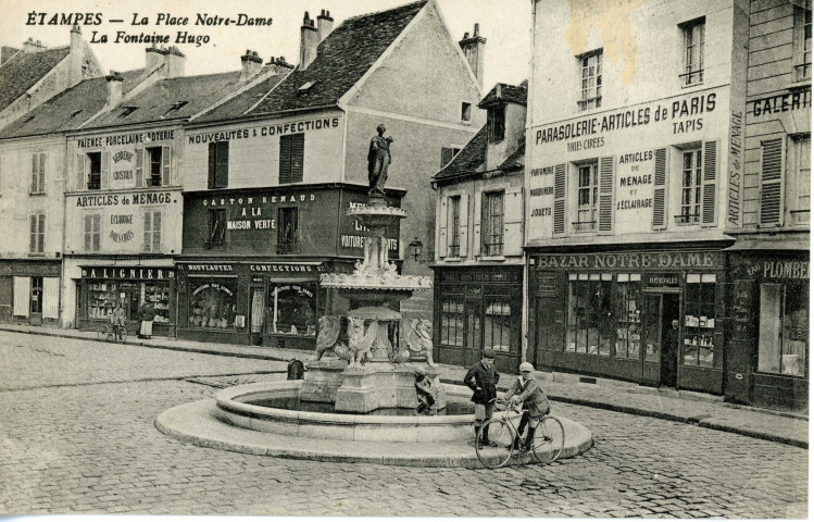 ETAMPES. - La place Notre-Dame. La fontaine Hugo [Editeur Rameau, 1928]. 