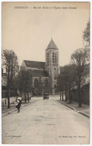 ESSONNES. - Rue des Ecoles et l'église Saint-Etienne, Myard, 1913, 8 lignes, 10 c, ad. 