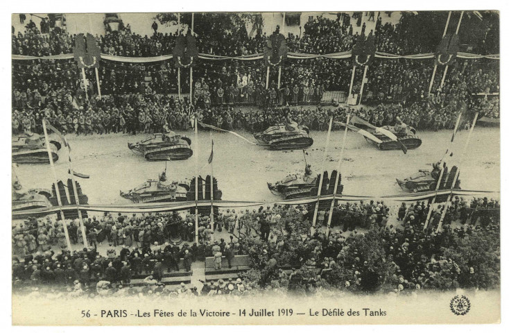 Paris Les fêtes de la victoire, le 14 juillet 1919. Le défilé des tanks sur les Champs-Elysées.