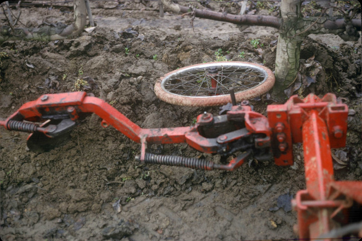CHEPTAINVILLE. - Domaine de Cheptainville, décavaillonneuse en action, détail ; couleur ; 5 cm x 5 cm [diapositive] (1964). 