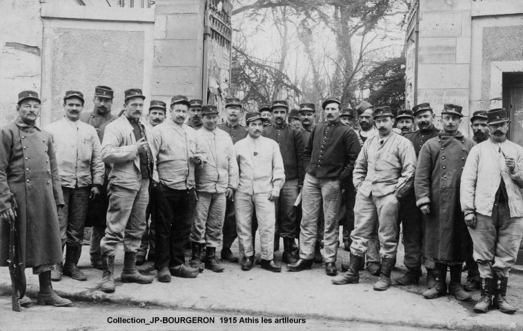 ATHIS-MONS.- Groupe de soldats artilleurs, poseurs de voies ferrées, gardes des voies à la fermes des Courtins, 1915, 9 photographies.