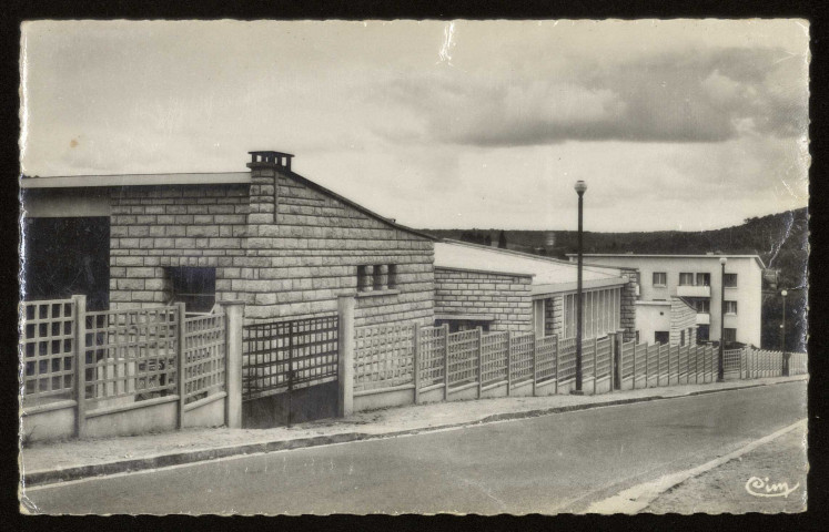 BURES-SUR-YVETTE. - Groupe scolaire. Edition Combier, 1986, 1 timbre à 2,20 francs. 