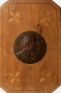 médaille (encastrée dans une marqueterie) de la Société astronomique de France : effigie de Camille Flammarion