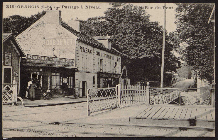 RIS-ORANGIS.- Le passage à niveau et rue du Pont [1920-1930].