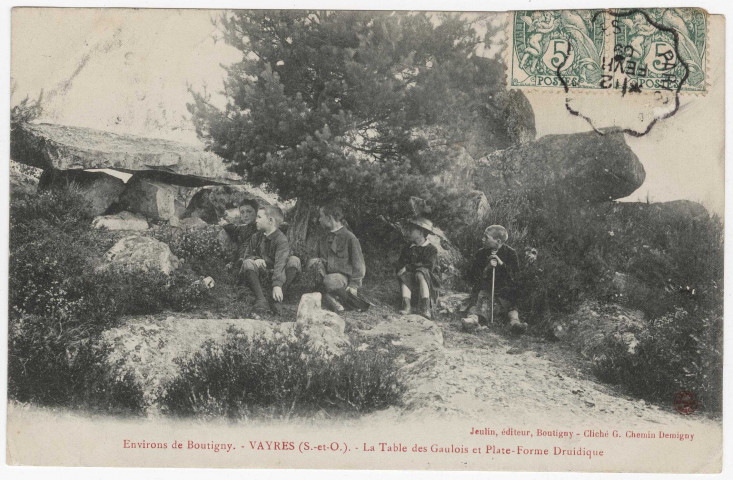 VAYRES-SUR-ESSONNE. - Les rochers de la Table des Gaulois et plate-forme druidique dans les bois [Editeur Jeulin, 1909, 2 timbres à 5 centimes]. 