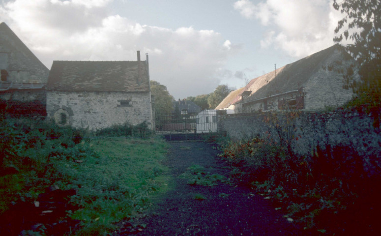 ETRECHY. - Une ferme : le chemin d'accès et les vieux bâtiments (novembre 1979). 