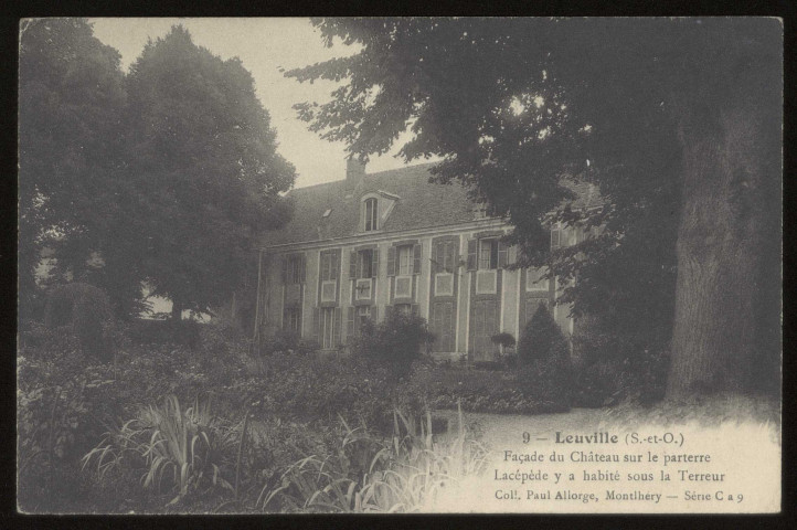 LEUVILLE-SUR-ORGE. - Château, façade sur le parterre. Lacépède y a habité sous la Terreur. Collection Paul Allorge, timbre à 10 centimes. 
