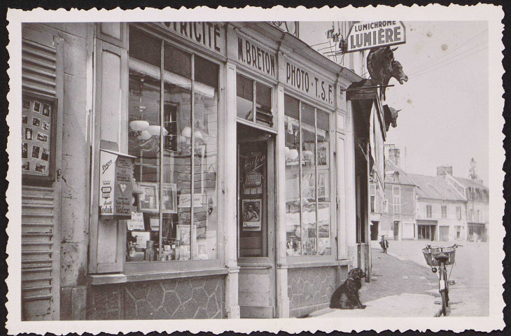 LIMOURS.- Place du marché [1950]. 