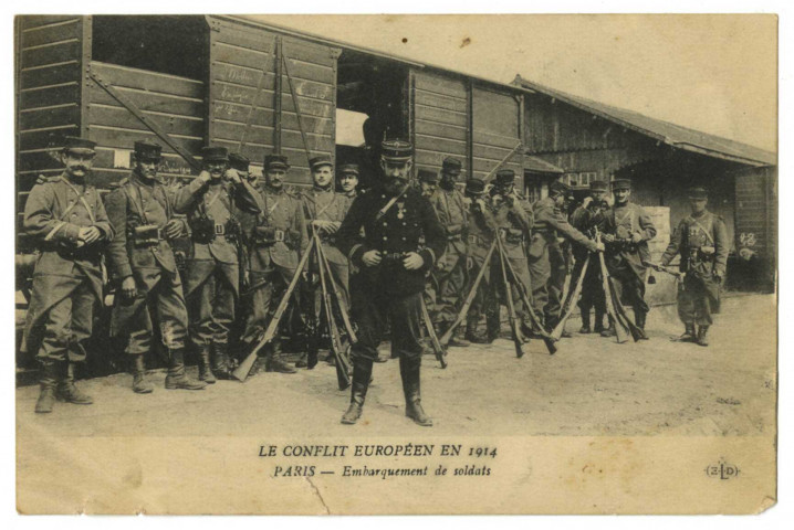 Le conflit européen en 1914. Paris, embarquement de soldats.