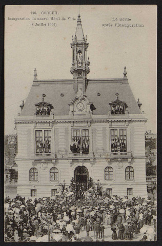 Corbeil-Essonnes.- Inauguration du nouvel hôtel de ville : la sortie après l'inauguration (8 juillet 1906). 