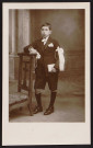 Jeune garçon en communiant [1904-1910].