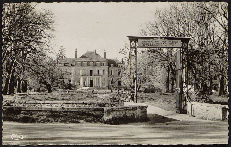 Angerville.- Château d'Arnouville : centre d'apprentissage de garçons (1er mars 1952). 