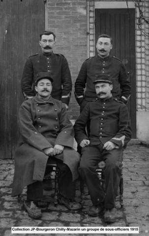 CHILLY-MAZARIN.- Sodats artilleurs et sous-officiers, 1914-1915, 2 photographies.