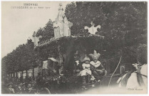 ESSONNES. - Cavalcade historique du 21 août 1910 et défilé de chars fleuris, Bouvert. 
