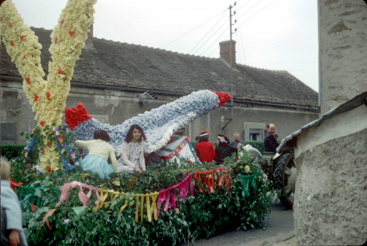 CHEPTAINVILLE. - Fête communale, défilé de chars [scène animée] ; couleur ; 5 cm x 5 cm [diapositive] (1966). 