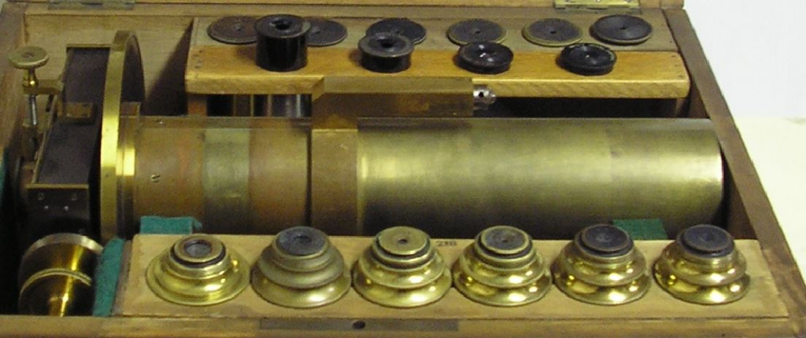 micromètre de Bardou avec ses seize oculaires et sa boîte