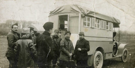 Groupe de militaires devant l'auto-laboratoire photographique : carte postale photographique noir et blanc.