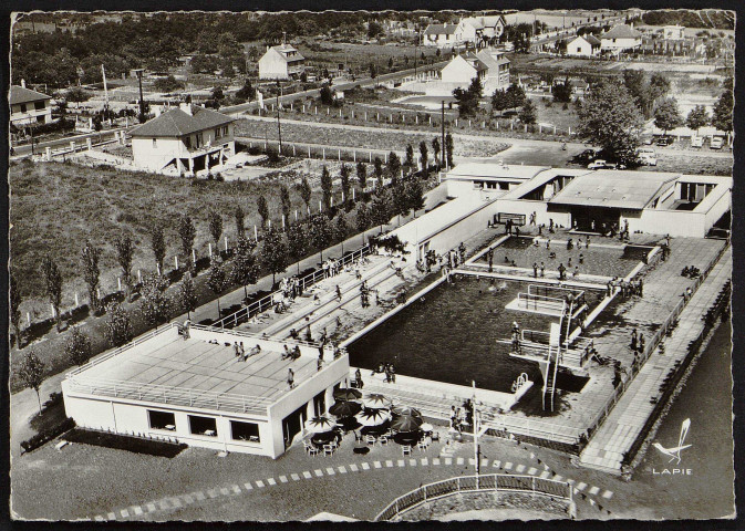 Dourdan .- En avion au-dessus de la piscine (8 août 1962). 