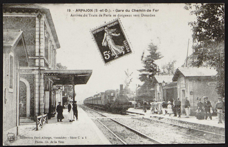 Arpajon.- La gare du chemin de fer. Arrivée du train de Paris se dirigeant vers Dourdan [1904-1920]. 
