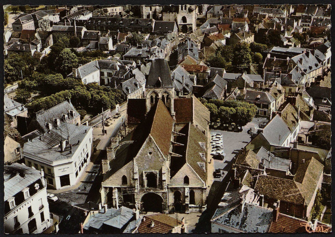 Etampes.- Vue aérienne de l'église Saint-Basile. 